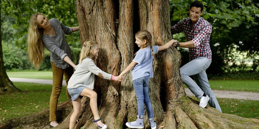 Foto: Staatliche Schlösser und Gärten Baden-Württemberg, Niels Schubert Spielende Familie im Schlossgarten Rastatt