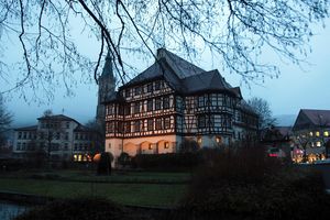Residenzschloss Urach, Außenaufnahme bei Dämmerung