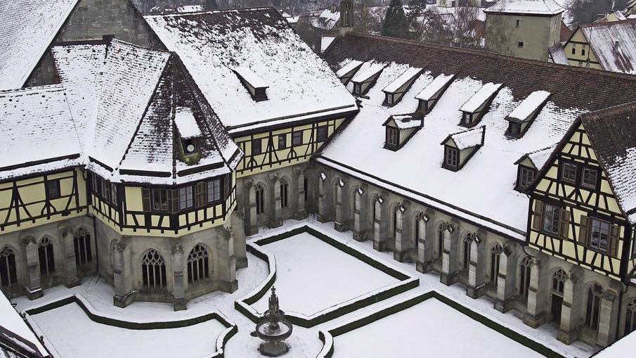 Foto: Staatliche Schlösser und Gärten Baden-Württemberg, Arnim Weischer Kloster und Schloss Bebenhausen, Luftansicht